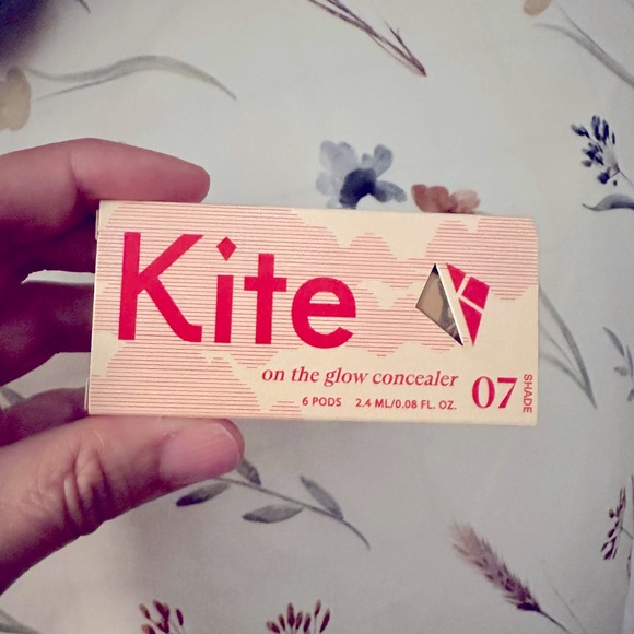 On The Glow Concealer- Shade 07 Natural Finish, Multi-Purpose, Medium-Coverage - Picture 10 of 12